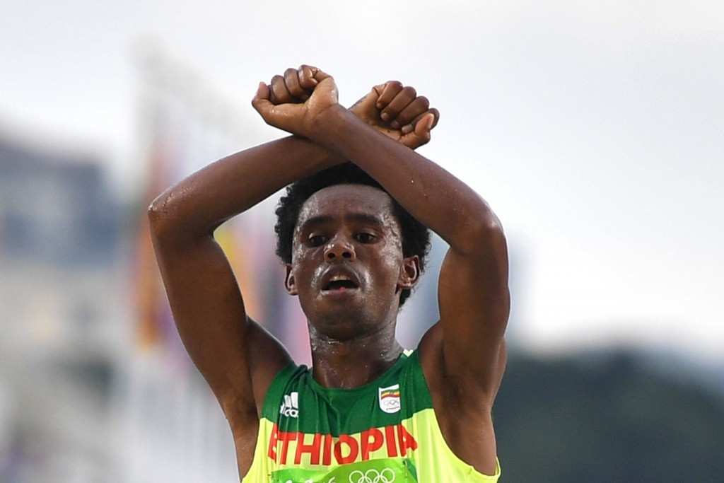 Feyisa Lilesa crossed his arms in a gesture used to oppose the Ethiopian Government’s police crackdowns in the region of Oromo ©Getty Images