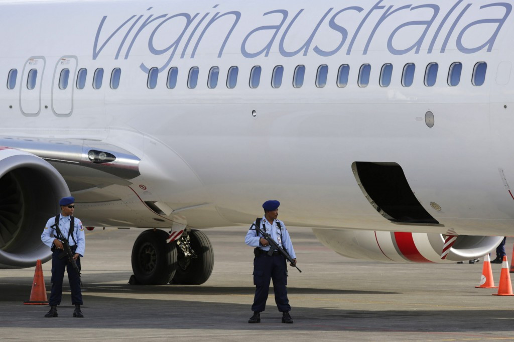 Indonesian police stand guard after a Virgin flight from Australia was diverted in 2014 ©Getty Images