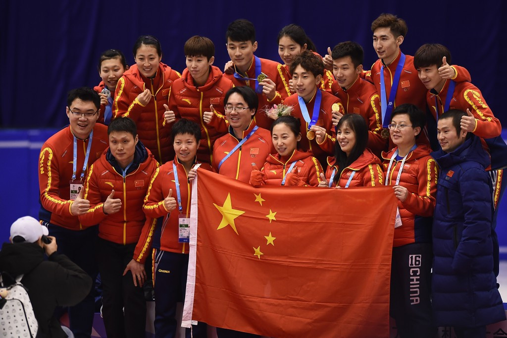 Chinese skaters pose following the end of short-track competition ©Getty Images