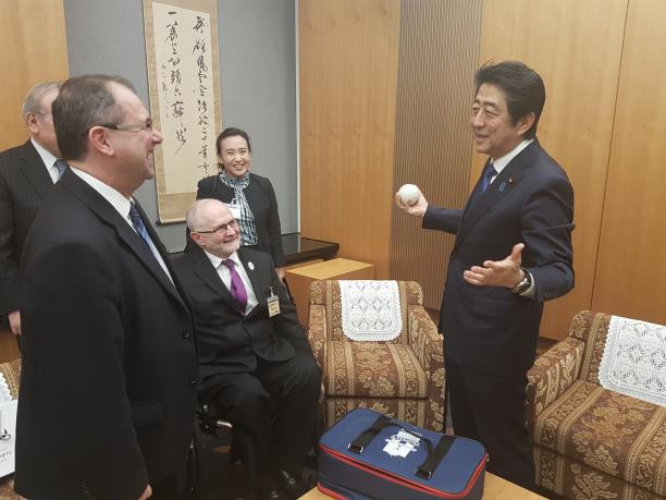 Sir Philip presented the Prime Minister with a boccia set  ©IPC