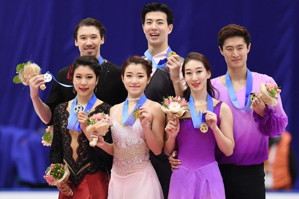 The three medal winning couples post after the ice dancing medals presentation ©Getty Images