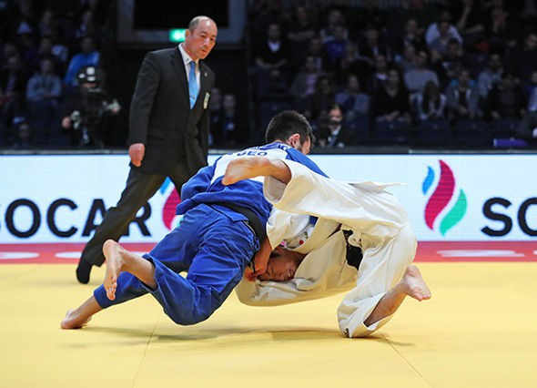 Vazha Margvelashvili of Georgia, blue, was another winner today ©IJF