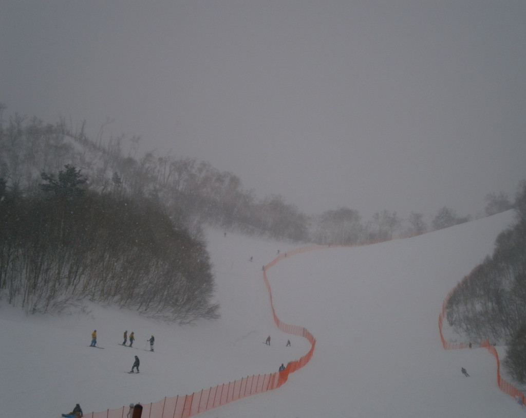 Heavy snow fell across all venues, including the Teine Alpine resort, on a day of blizzard conditions at Sapporo 2017 ©ITG