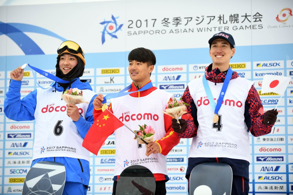 Zhang Yiwei of China, centre, won the men's halfpipe snowboard competition ©Getty Images
