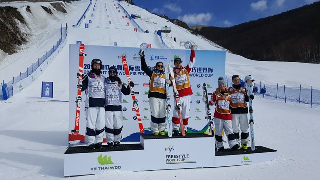 Canada’s Mikael Kingsbury and Australia’s Britteny Cox capped off their dominant FIS Freestyle Skiing World Cup seasons by claiming victories in the respective men’s and women’s dual moguls competitions in Chinese resort Thaiwoo today ©FIS