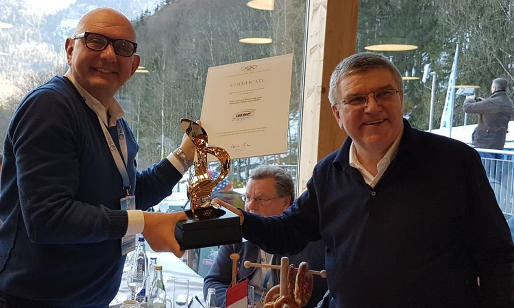 IBSF President receives "The sky is the limit" statue from Bach