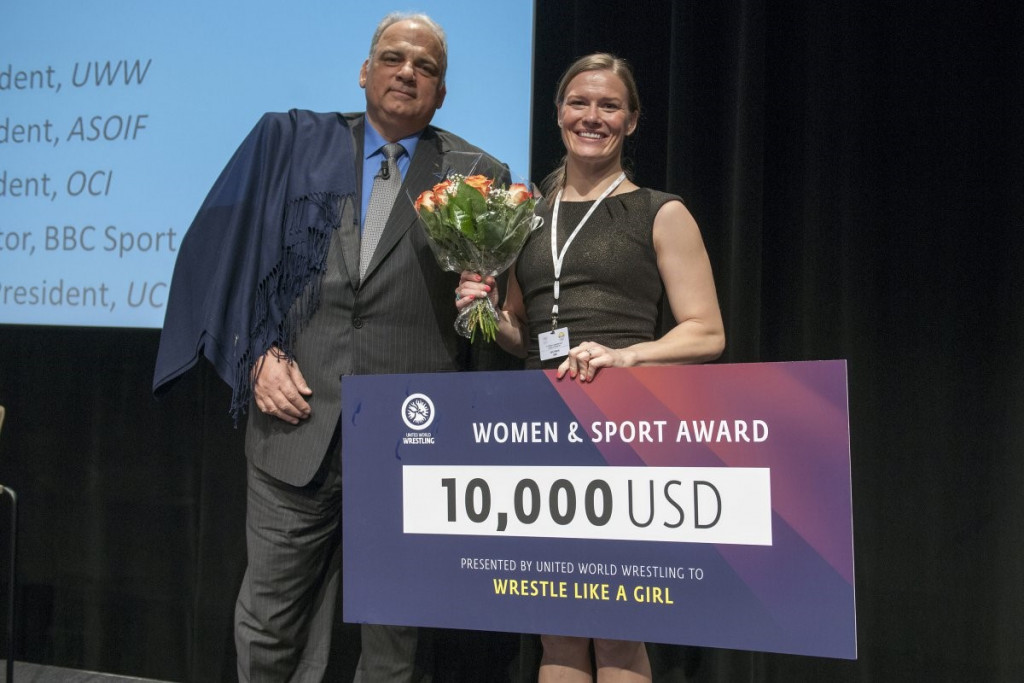 Wrestle Like A Girl founder Sally Roberts, right, was presented with the UWW Women and Sport award by UWW President Nenad Lalovic, left, ©UWW