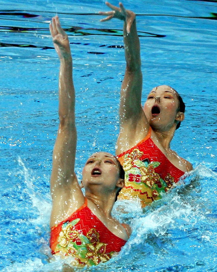 Twin sisters Wen Wen Jiang and Ting Ting Jiang led a Chinese one-two in the technical duets competition on day two of action at the FINA Synchronised Swimming World Series event in Paris ©Getty Images
