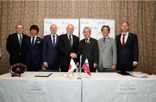 Japanese and Slovakia officials gather to sign the partnership agreement ©JOC