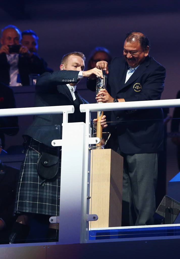 Sir Chris Hoy and Prince Imran struggled to retrieve the message from the Baton at Glasgow 2014  ©Getty Images