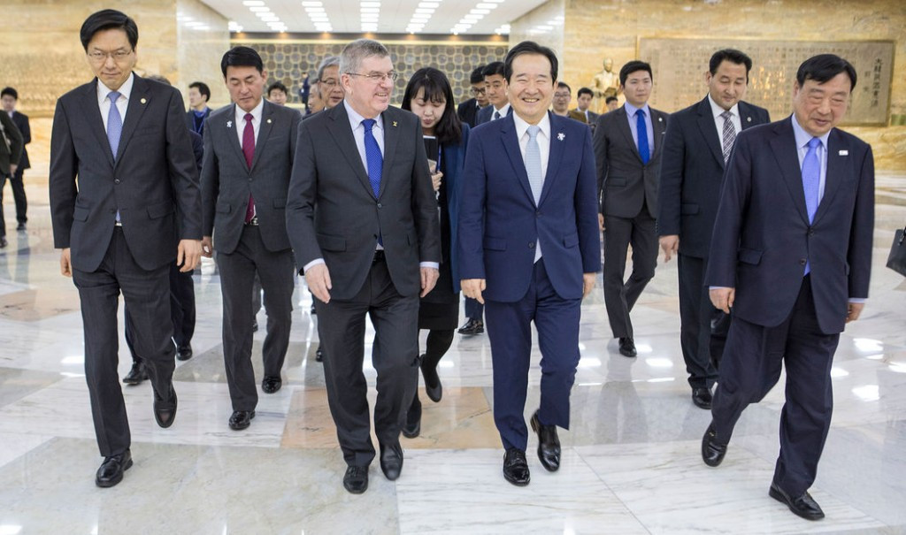 Thomas Bach also met with the speaker of the Korean National Assembly, Chung Sye-kyun, second right, today ©Getty Images