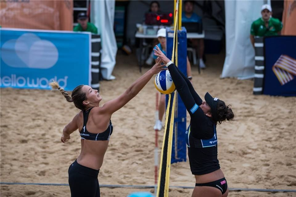 Danielle Quigley and Mariafe Artacho del Solar battle at the net on Manly Beach ©FIVB