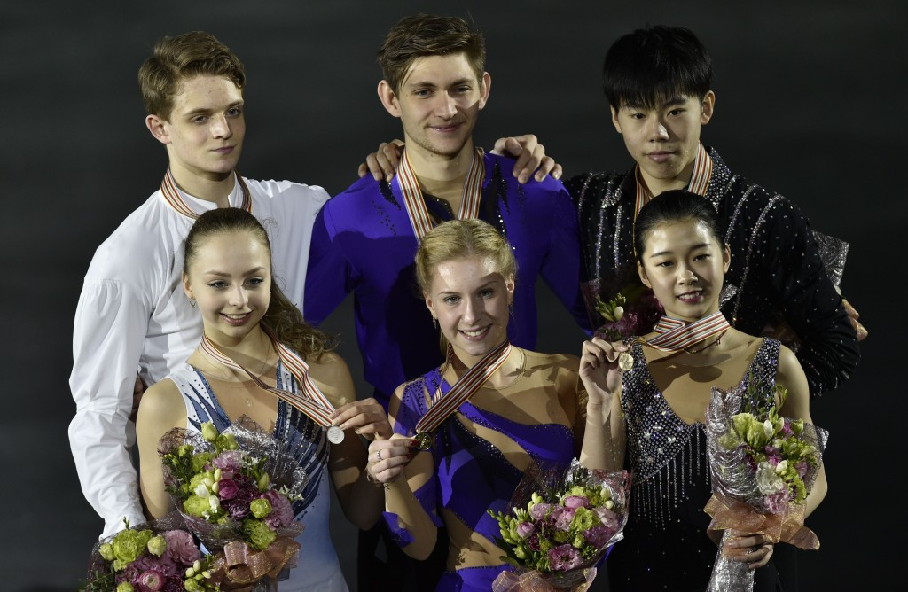 L-R: Aleksandra Boikova and Dmitri Kozlovskii, Ekaterina Alexandrovskaya and Harley Windsor and Yumeng Gao and Zhong Xie with their medals ©Getty Images
