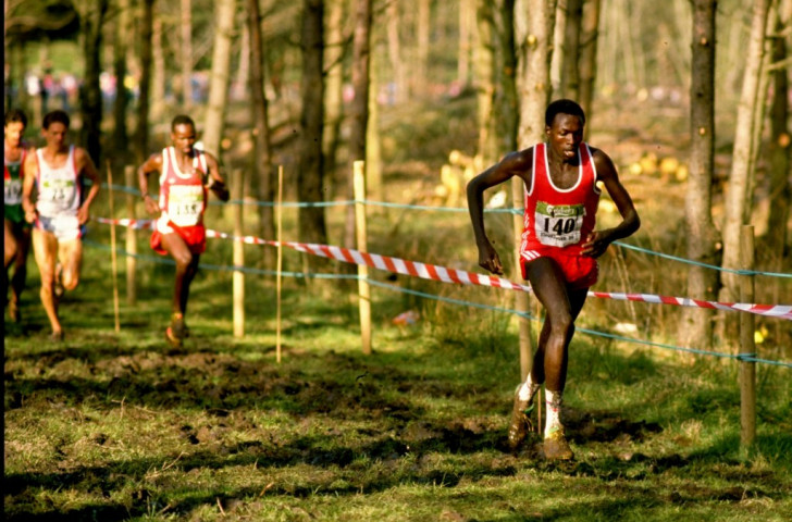 Kenya's phenomenal John Ngugi, 1988 Olympic 5,000m champion, en-route to victory at Stavanger in 1989 ©Getty Images
