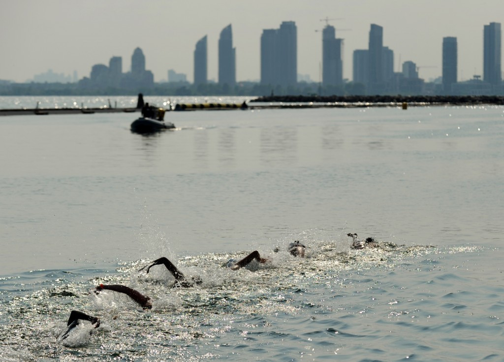 Swimmers remain tightly bunched in the 10km open water swimming competition ©Getty Images