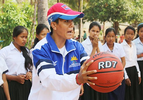 The National Olympic Committee of Cambodia visited a secondary school to demonstrate sports ©NOCC