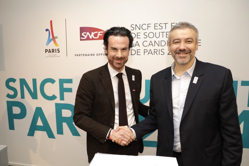Paris 2024 chief executive Etienne Thobois, right, and Mathias Vicherat, SNCF deputy chief executive, signed the agreement ©Paris 2024