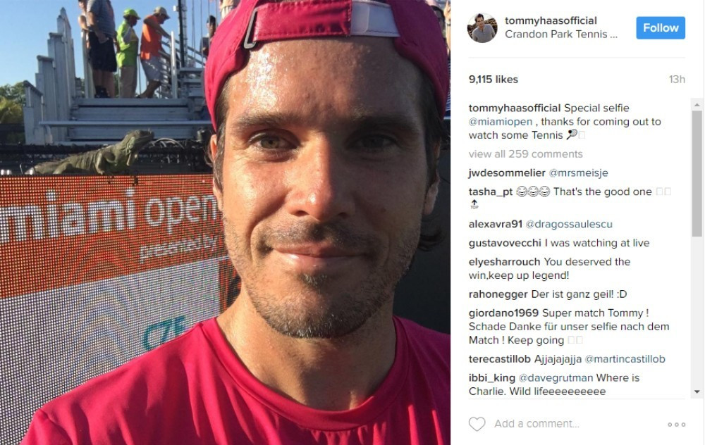 Tommy Haas took a photo with an iguana during his match with Jiří Veselý ©Instagram/TommyHaasOfficial