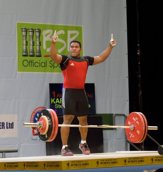 Home favourite Steven Kari produced one of the moments of the Games so far with a stunning victory in the men's 94kg weightlifting competition 