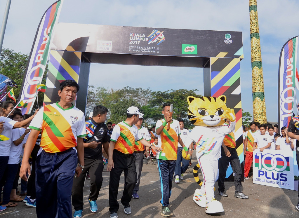 A number of Myanmar's sporting stars carried the baton round an 11km course ©Kuala Lumpur 2017