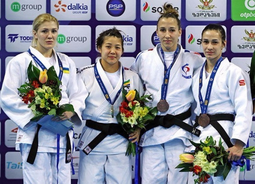 Stefannie Koyama, second left, claimed gold today as competition began in Tbilisi ©IJF