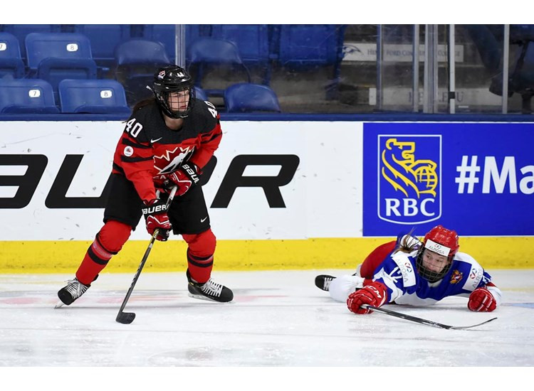  Canada's Blayre Turnbull on the puck during her side's 8-0 win over Russia ©IIHF
