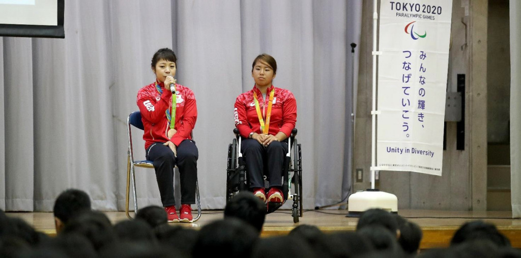 Hiromi Miyake and Yui Kamiji speak to pupils at a school in Chiba City as part of the Tokyo 2020 project launch ©Tokyo 2020