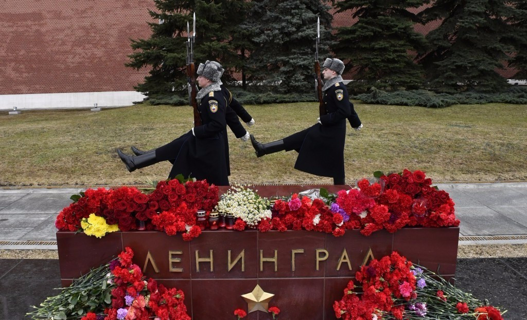 Flowers left in honour to victims of the Saint Petersburg metro blast earlier this week ©Getty Images
