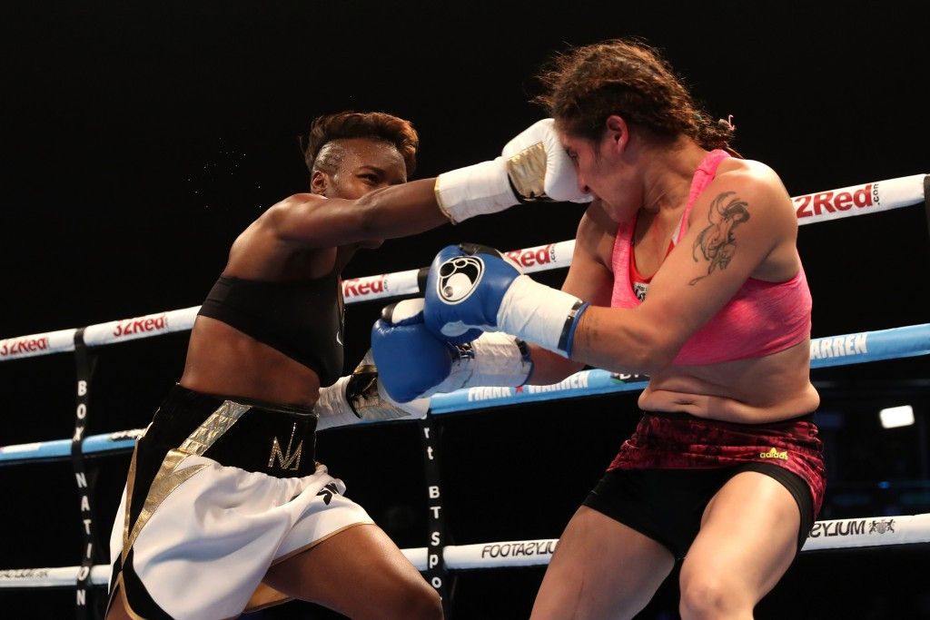 Nicola Adams, left, claimed a points victory over Argentina's Virginia Carcamo, right ©Getty Images