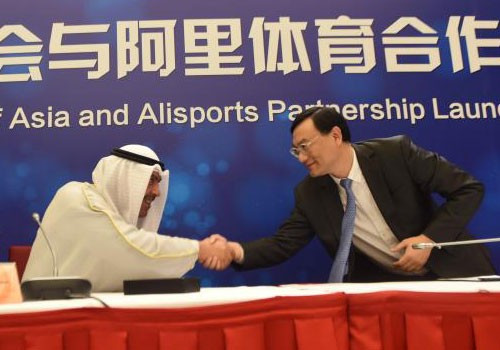 OCA President Sheikh Ahmad Al-Fahad Al-Sabah, left, shakes hands with Alisports founder and chief executive Zhang Dazhong, right ©OCA