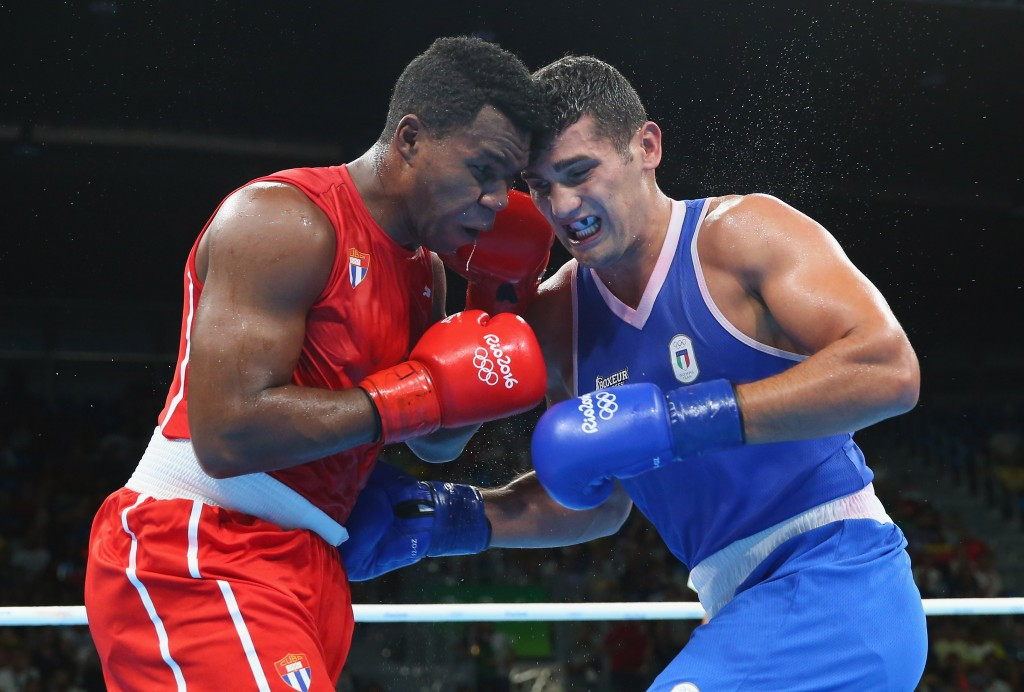 Guido Vianello, right, held his nerve in the final bout of the night to see Italia Thunder through ©Getty Images