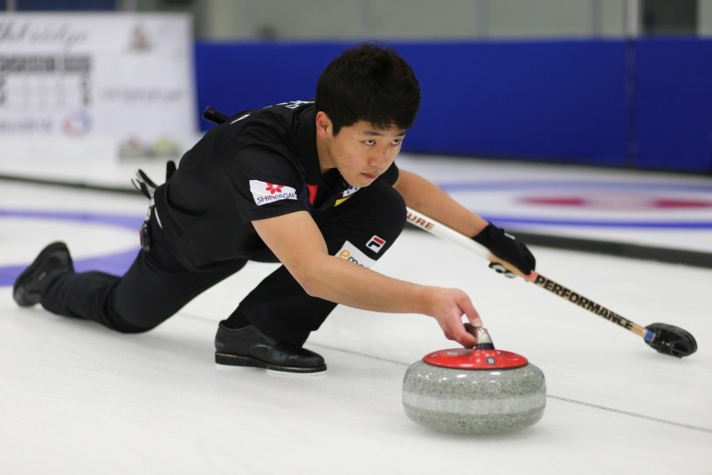 Kijeong Lee helped preserve South Korea's unbeaten record on day two of the World Mixed Doubles Curling Championship in Lethbridge ©WCF/Richard Gray