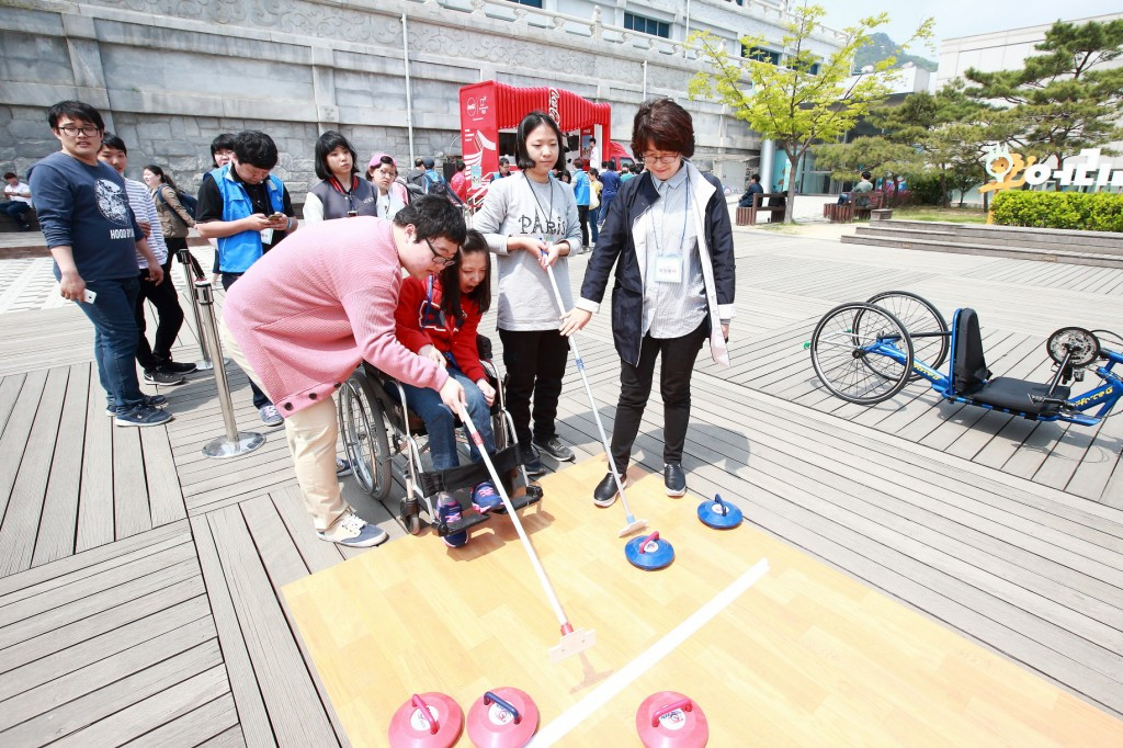 Participants at the Seoul Rehabilitation Center on Intellectual and Developmental Disabilities' drawing contest were given the chance to try out wheelchair curling and Para ice-hockey ©Pyeongchang 2018