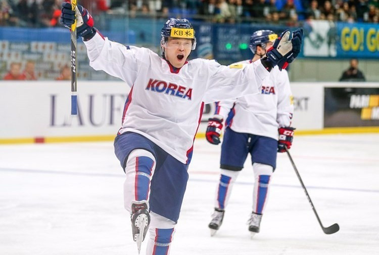 South Korea took a giant step towards securing promotion with victory over Hungary ©IIHF