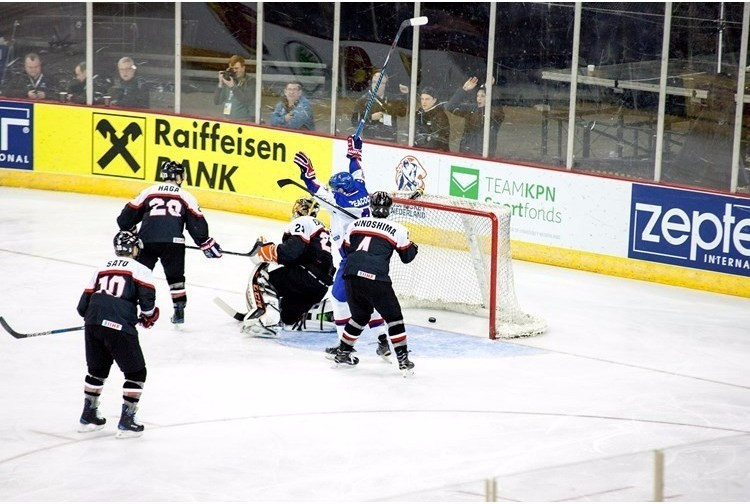 Britain earned promotion to Division IA by beating Japan 4-0 ©IIHF