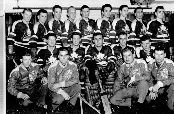 The 18-strong Lethbridge Maple Leafs squad which toured Europe before winning the world title in Paris ©James Sinclair