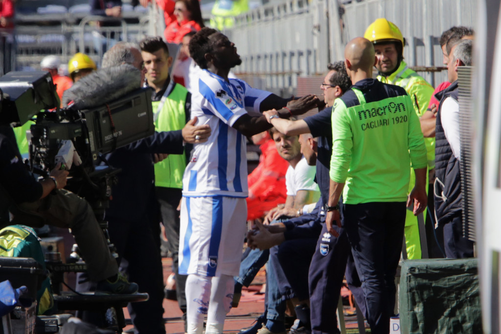 Sulley Muntari angrily confronted Cagliari fans ©Getty Images