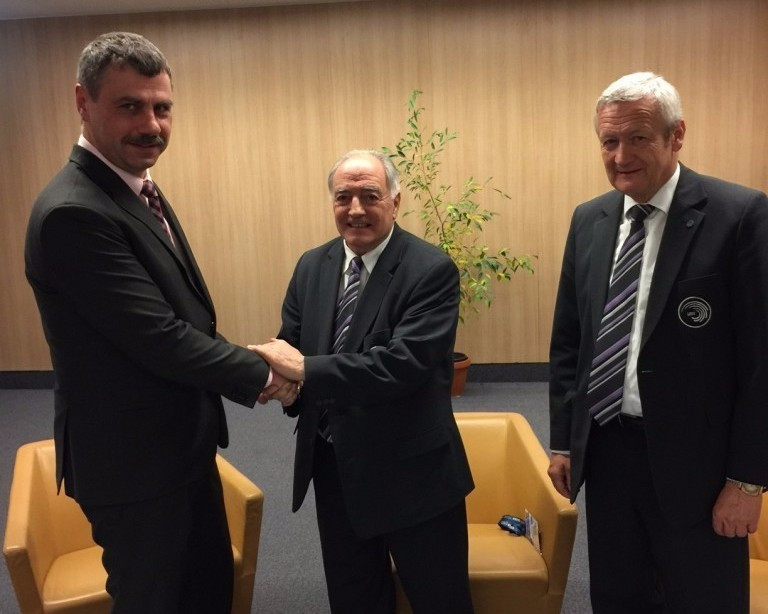 UEG President Georges Guelzec, centre, and Zegluga Szczeniska chairman Ireneusz Nowak, left, were among those in attendance for the contract signing ©FIG