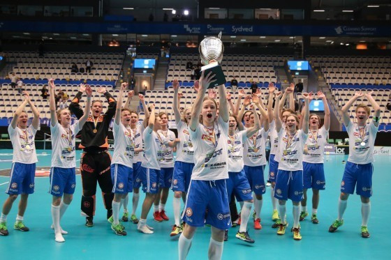 Finland completed the successful defence of their Men’s Under-19 World Floorball Championships title after beating hosts Sweden in the final at the Vida Arena in Växjö ©IFF