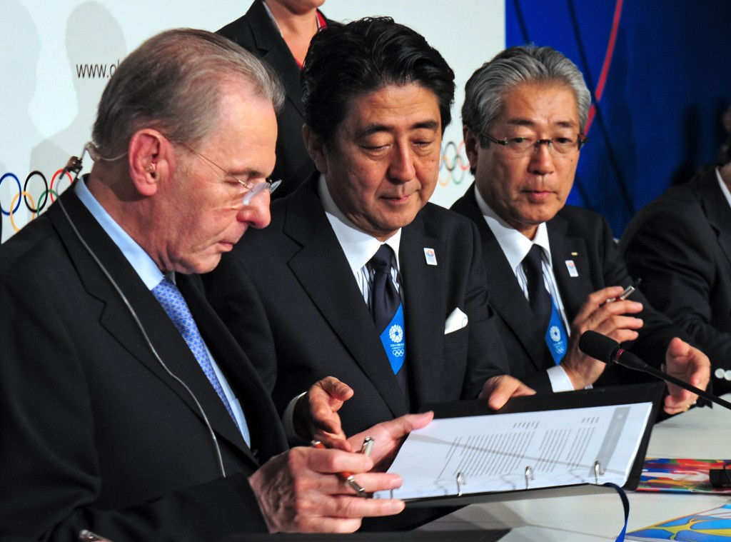 Jacques Rogge signs the Tokyo 2020 host city contract in one of his final acts as IOC President ©Getty Images