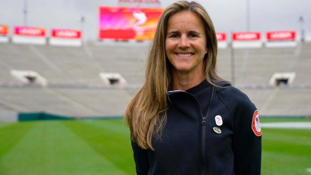 Brandi Chastain returns to the Rose Bowl Stadium as part of the Los Angeles 2024 venue tour. She scored the winning penalty in the 1999 FIFA World Cup final there ©Twitter/LA2024