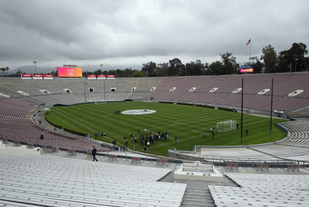 Members of the media are given a tour of the Rose Bowl stadium during the Evaluation Commission inspection ©Getty Images