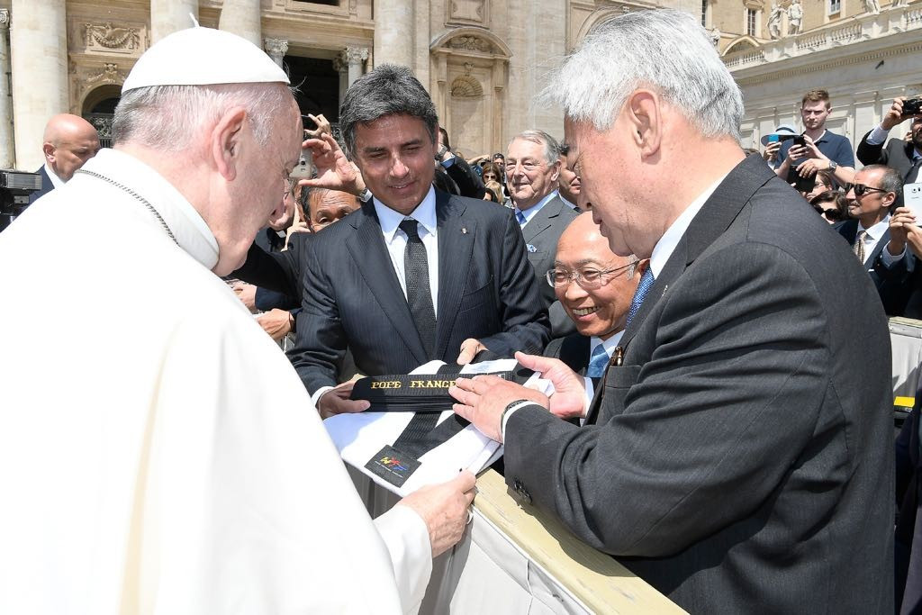 WTF President Choue awards honorary 10th Dan black belt to the Pope