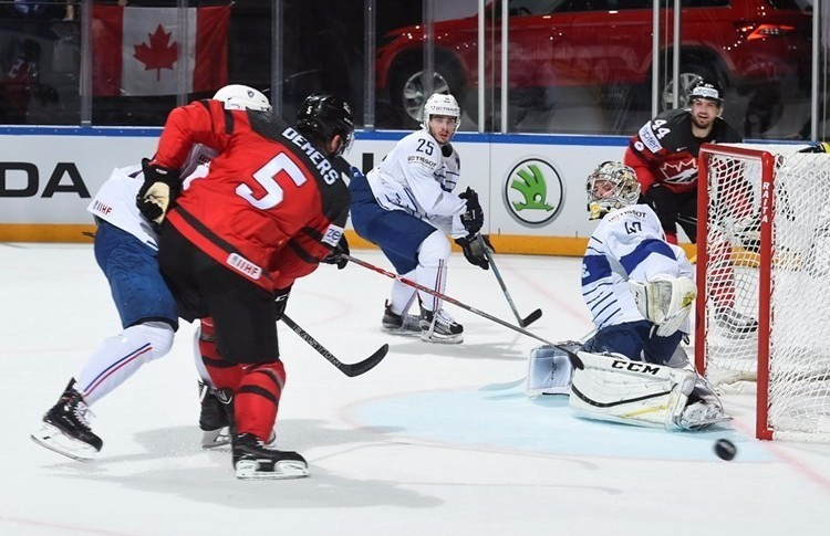 Canada defeated France 3-2 in Paris ©IIHF