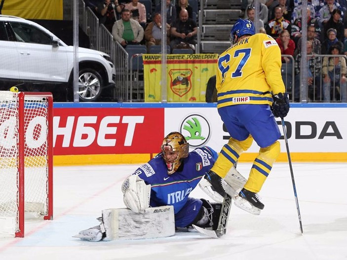 Sweden beat Italy 8-1 in Cologne today ©IIHF