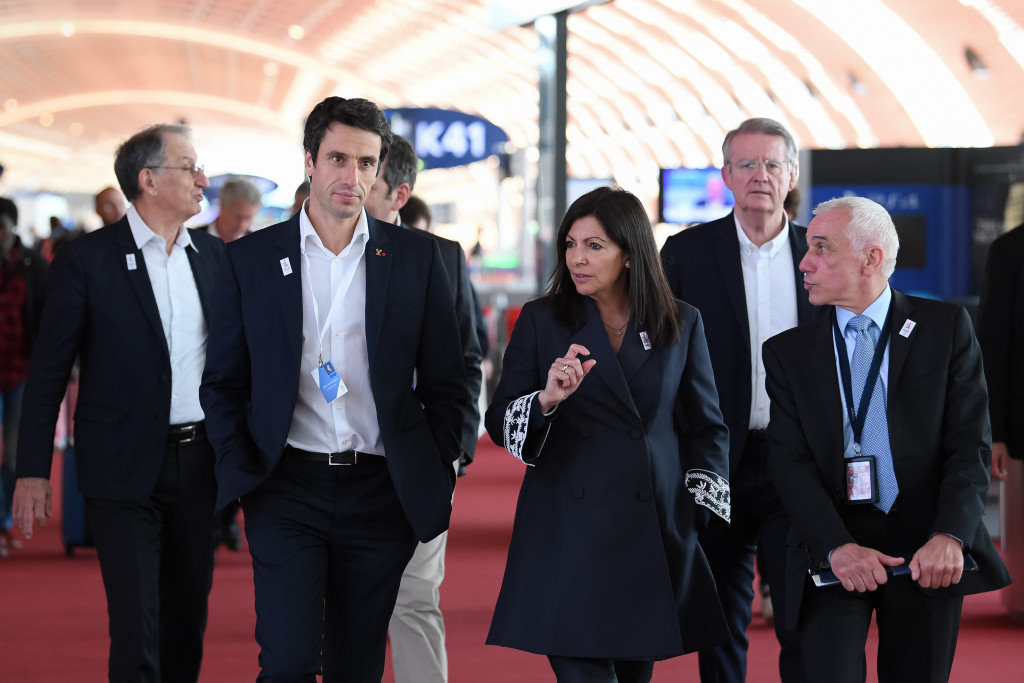 The IOC Evaluation Commission were greeted at Charles de Gaulle airport by Paris Mayor Anne Hidalgo, centre, and Bid co-chair Tony Estanguet, left,  ©Paris 2024