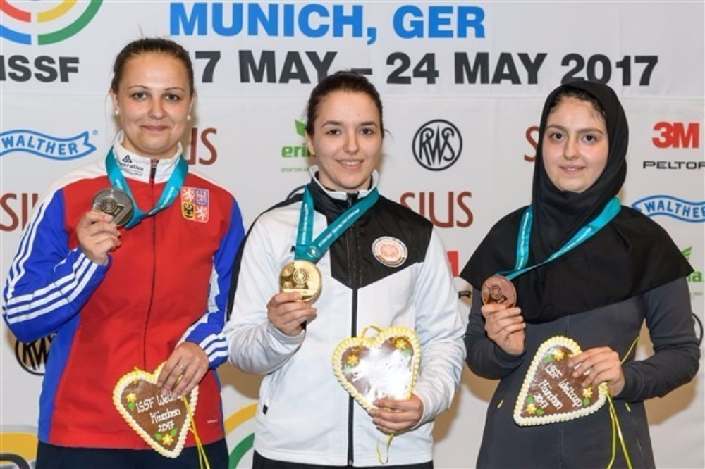 Romania’s Laura Georgeta Ilie, centre, triumphed in the women's event ©ISSF