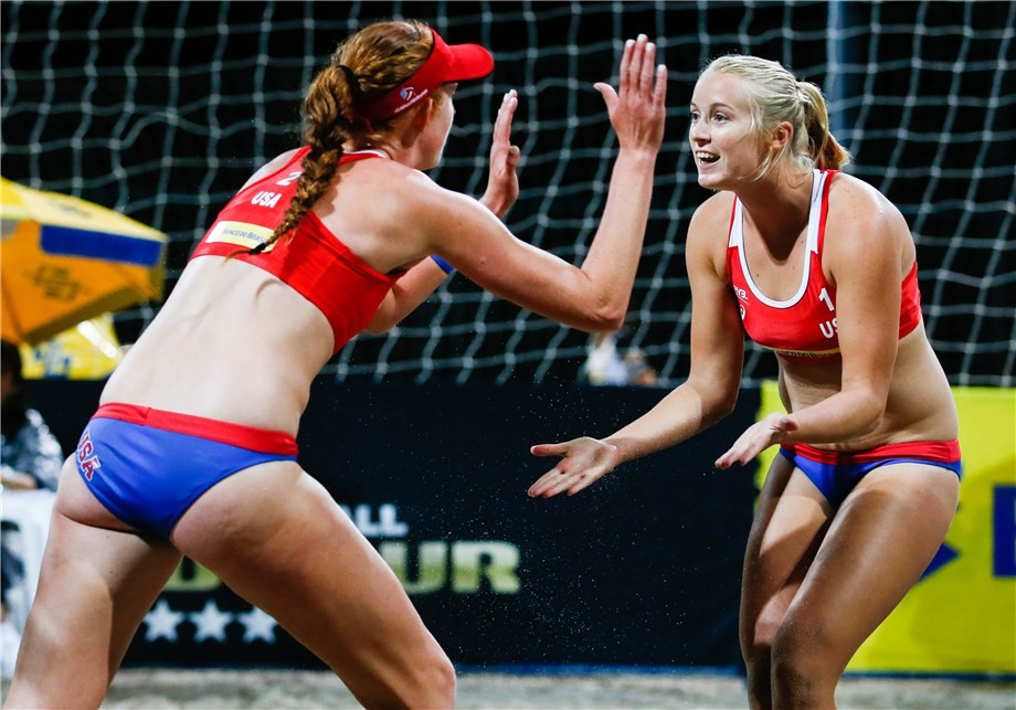 Kelly Claes (left) and Sarah Hughes also progressed into the quarter-finals for United States ©FIVB