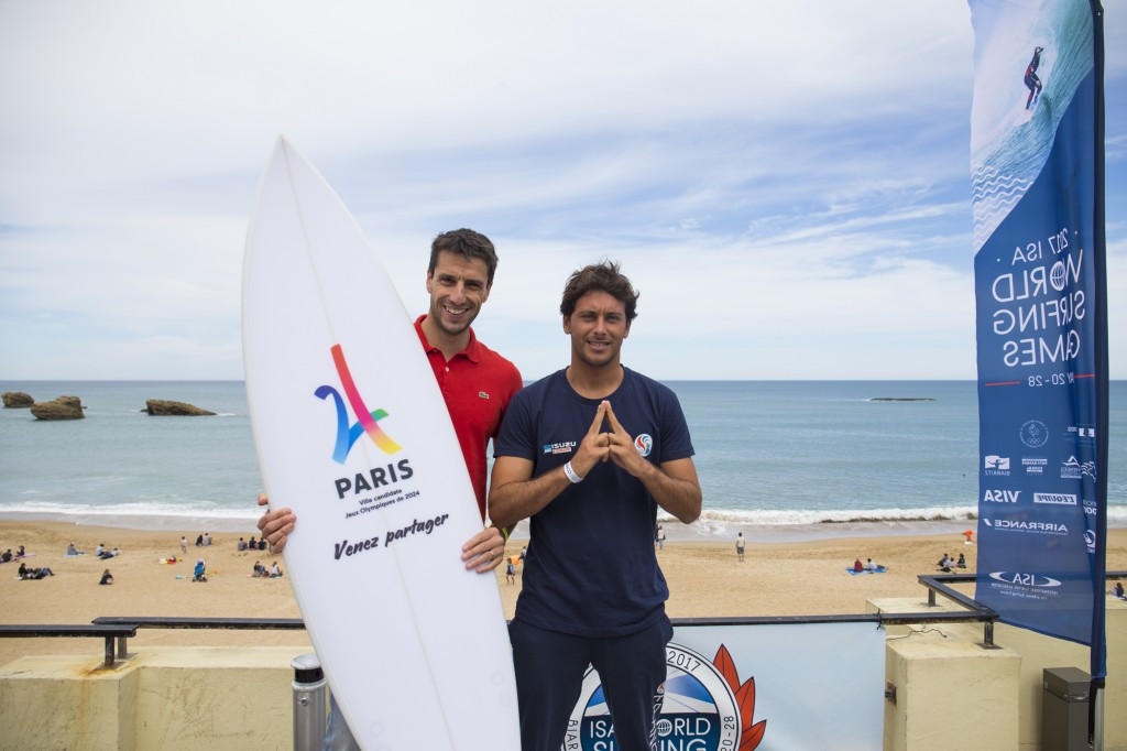 Paris 2024 co-chair Tony Estanguet, left, posed with French surfer Jeremy Flores here today ©FFSurf / Arrieta