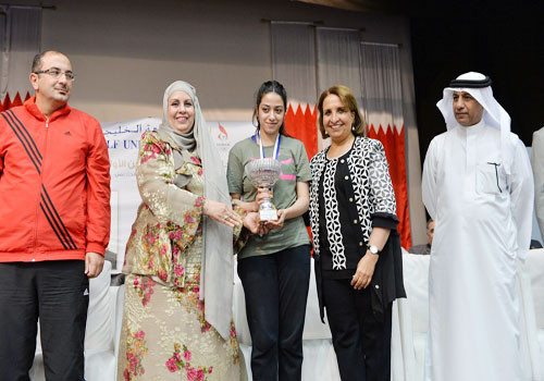 Kaltham Elyasi receives the girls' title from BOC Board member Shaikha Hayat bint Abdulaziz Al Khalifa ©OCA